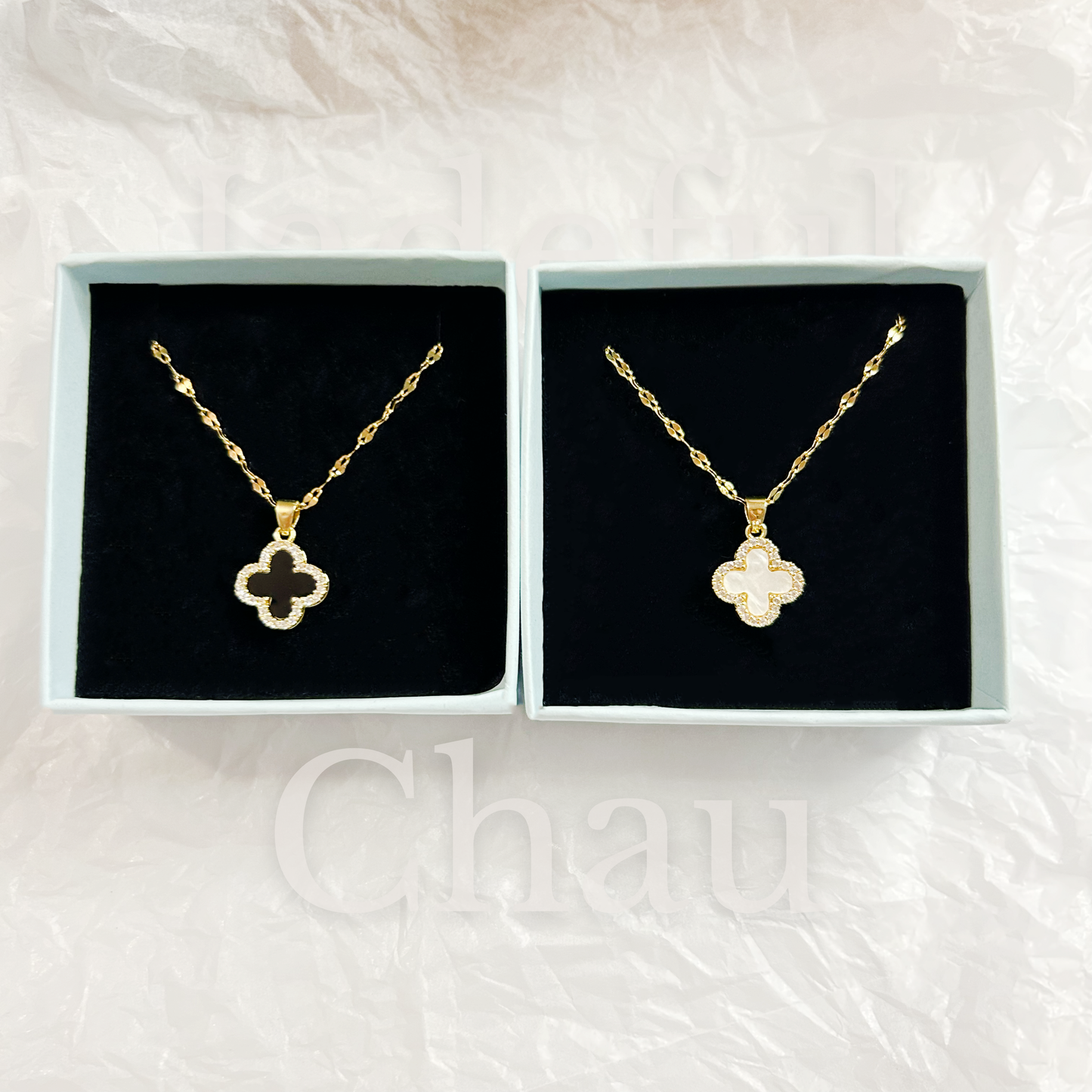 CLOVER REVERSIBLE Halskette – Perlmuttweiss & Schwarz