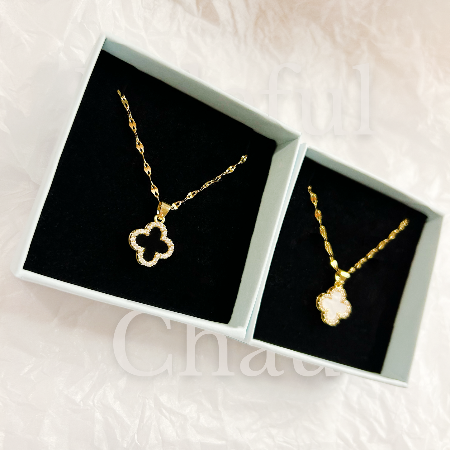 CLOVER REVERSIBLE Halskette – Perlmuttweiss & Schwarz