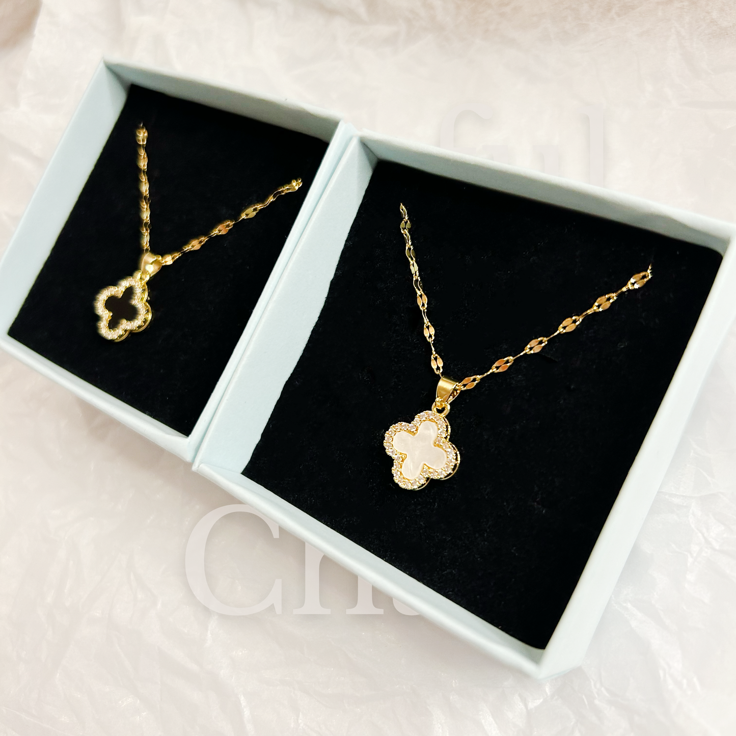 CLOVER REVERSIBLE Halskette – Perlmuttweiss & Schwarz