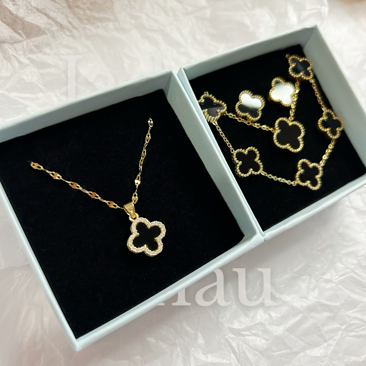 CLOVER REVERSIBLE Halskette – Perlmuttweiss & Schwarz