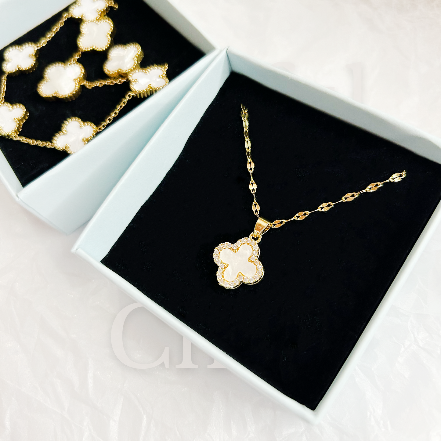 CLOVER REVERSIBLE Halskette – Perlmuttweiss & Schwarz