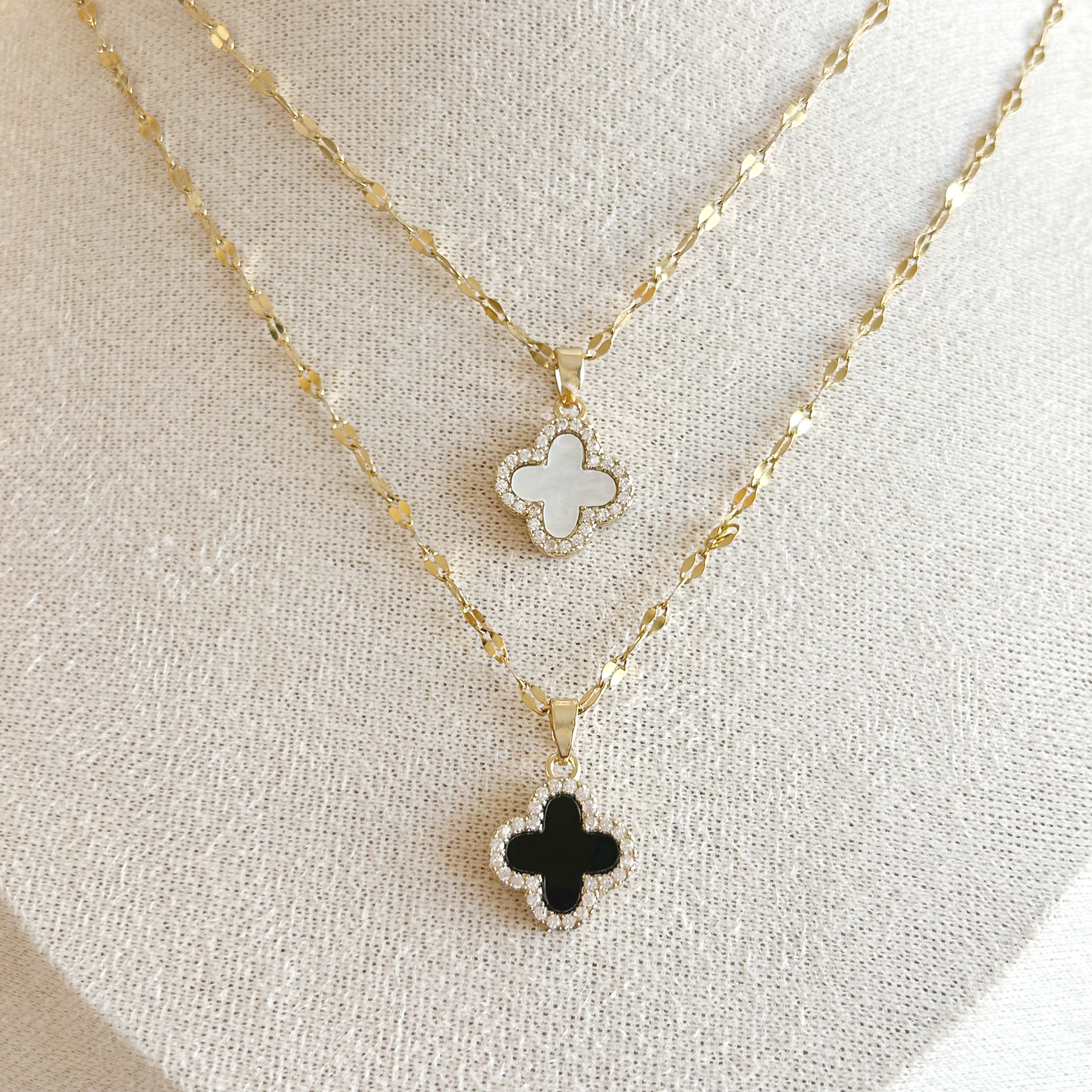 CLOVER REVERSIBLE Halskette – Perlmuttweiss & Schwarz