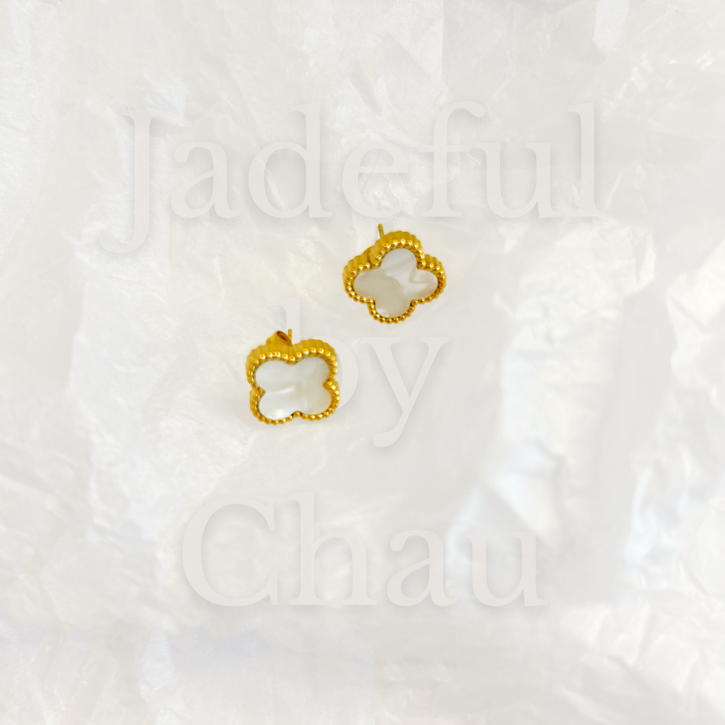 CLOVER stud earrings – mother-of-pearl white 