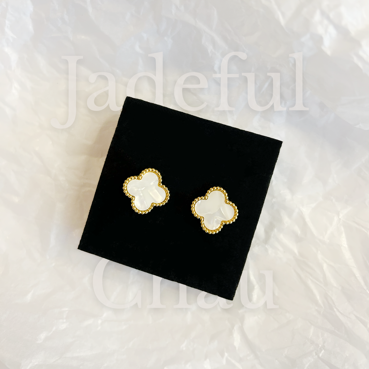 CLOVER stud earrings – mother-of-pearl white 