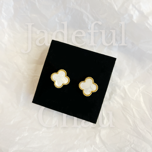 CLOVER Ohrstecker – Perlmuttweiss