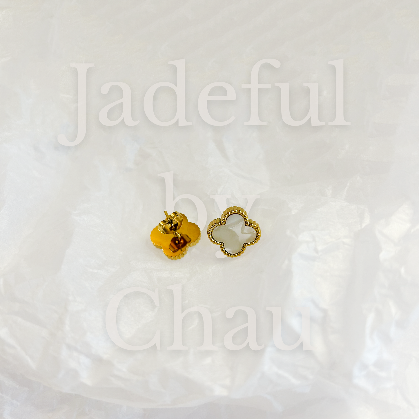 CLOVER stud earrings – mother-of-pearl white 