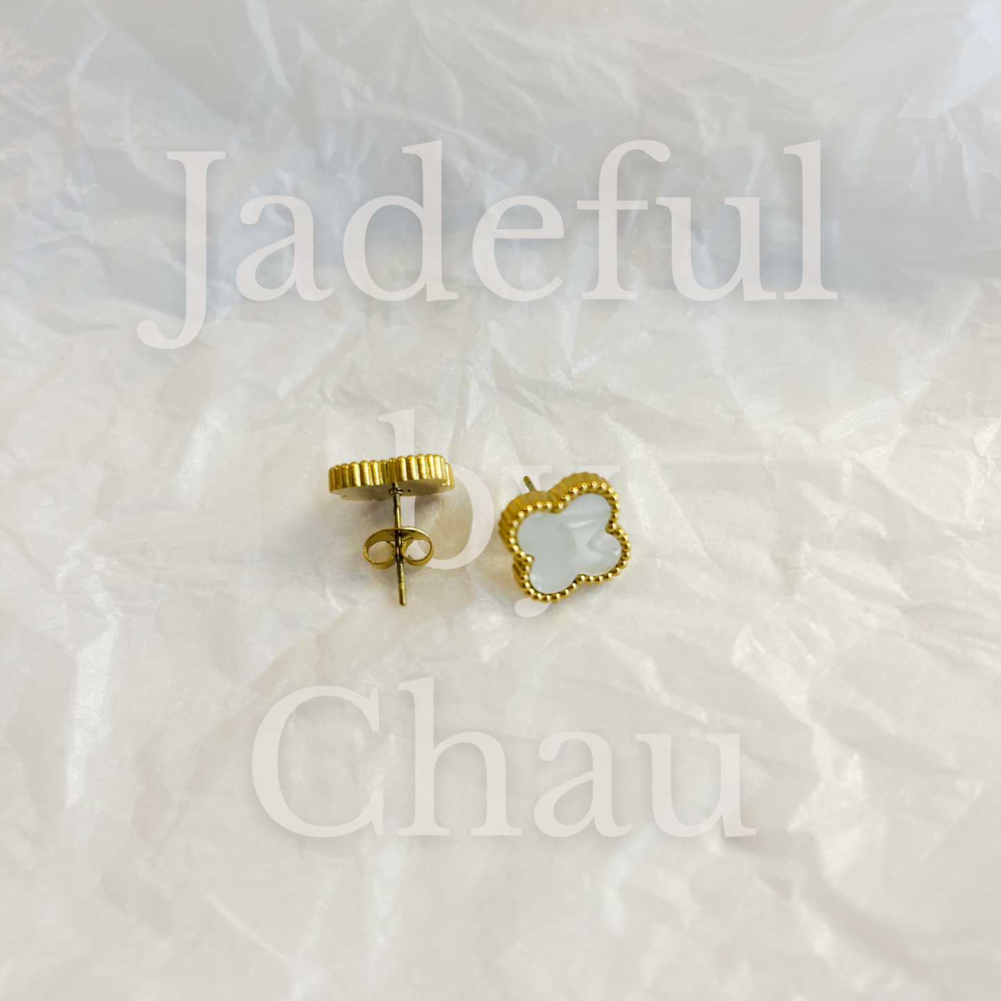 CLOVER stud earrings – mother-of-pearl white 