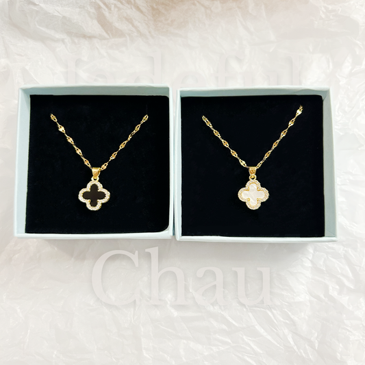 CLOVER REVERSIBLE Halskette – Perlmuttweiss & Schwarz