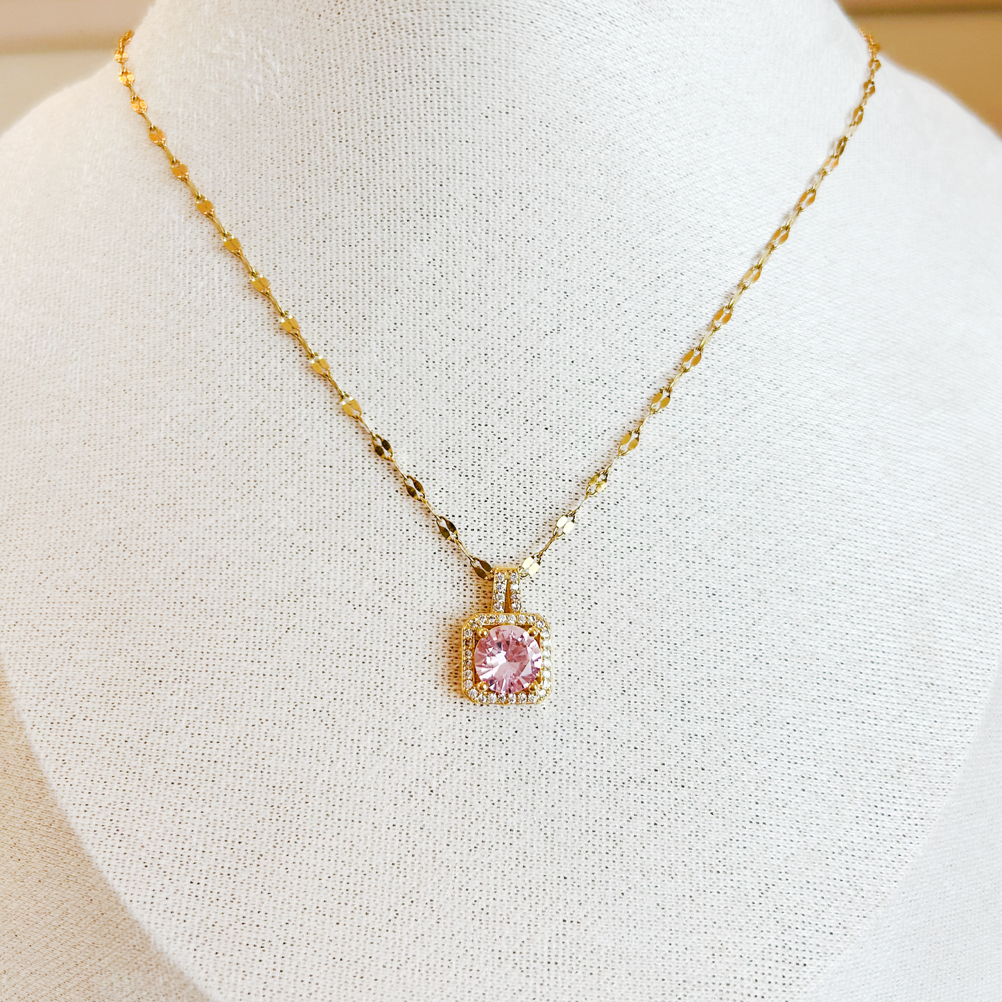 GEOMETRIC GLOW ROSE Necklace – Gold 