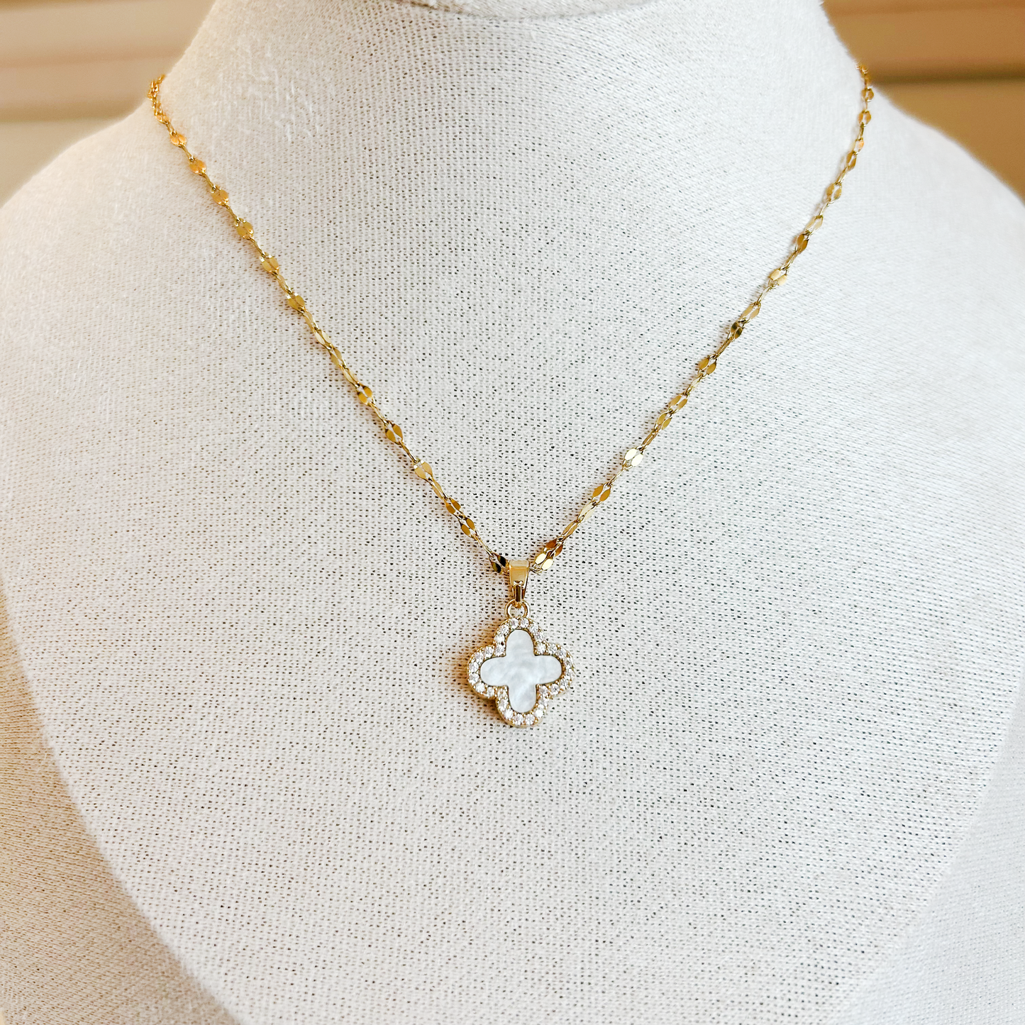 CLOVER REVERSIBLE Necklace – Pearl White &amp; Black