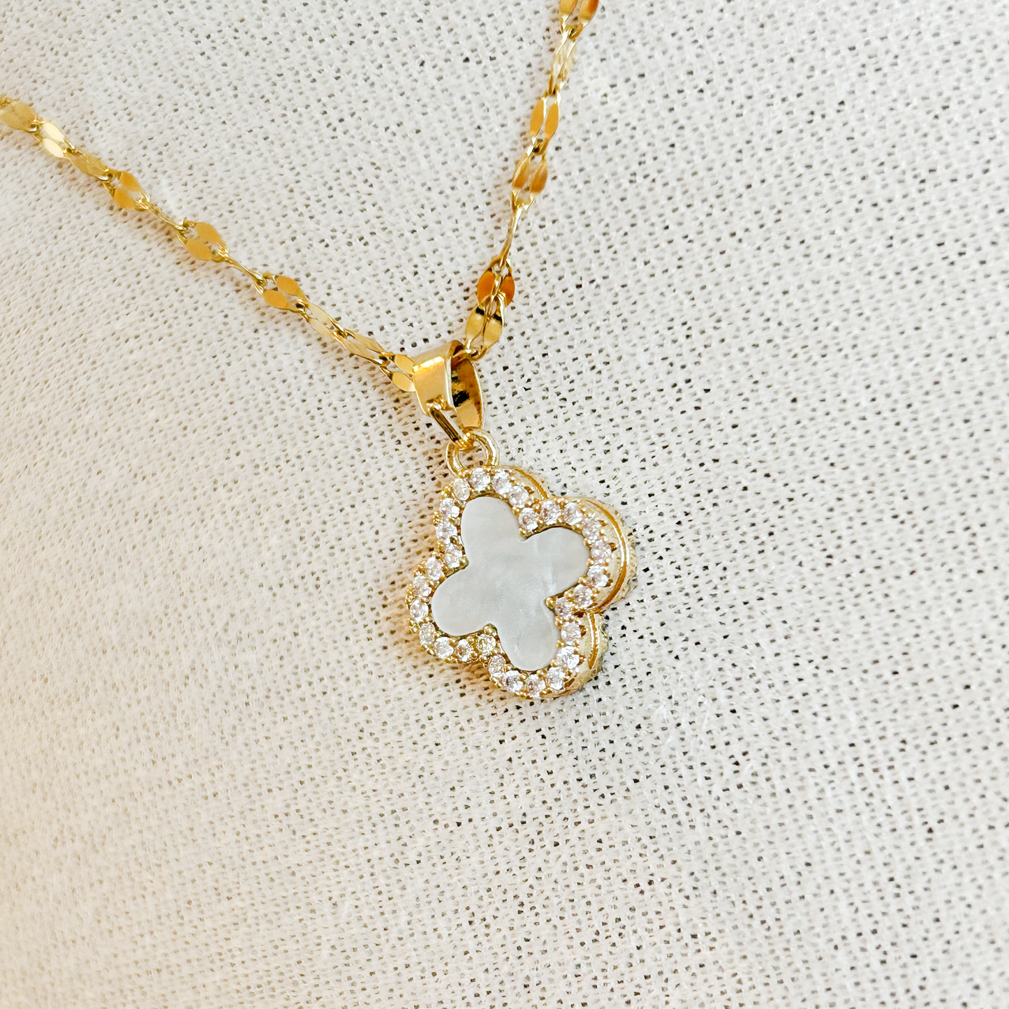 CLOVER REVERSIBLE Necklace – Pearl White &amp; Black