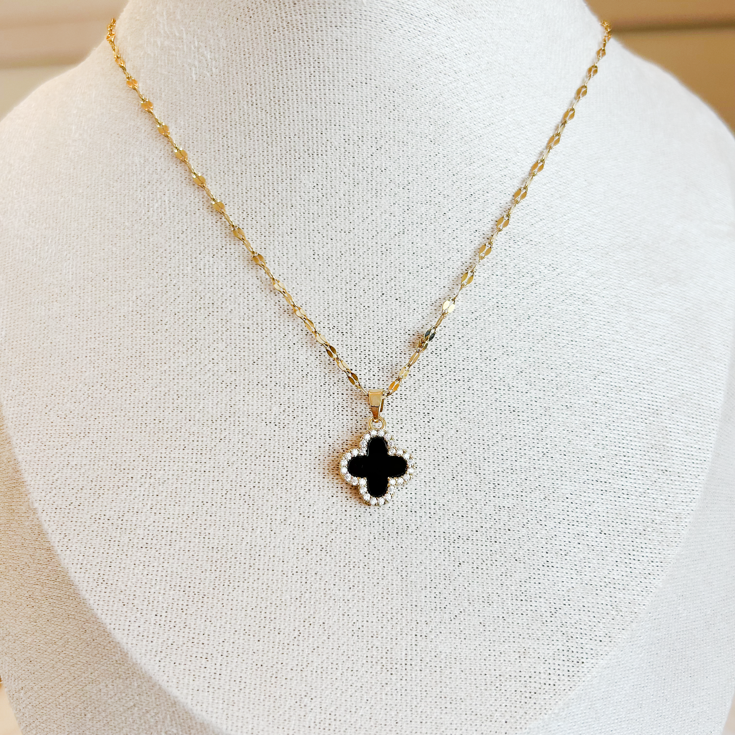 CLOVER REVERSIBLE Necklace – Pearl White &amp; Black