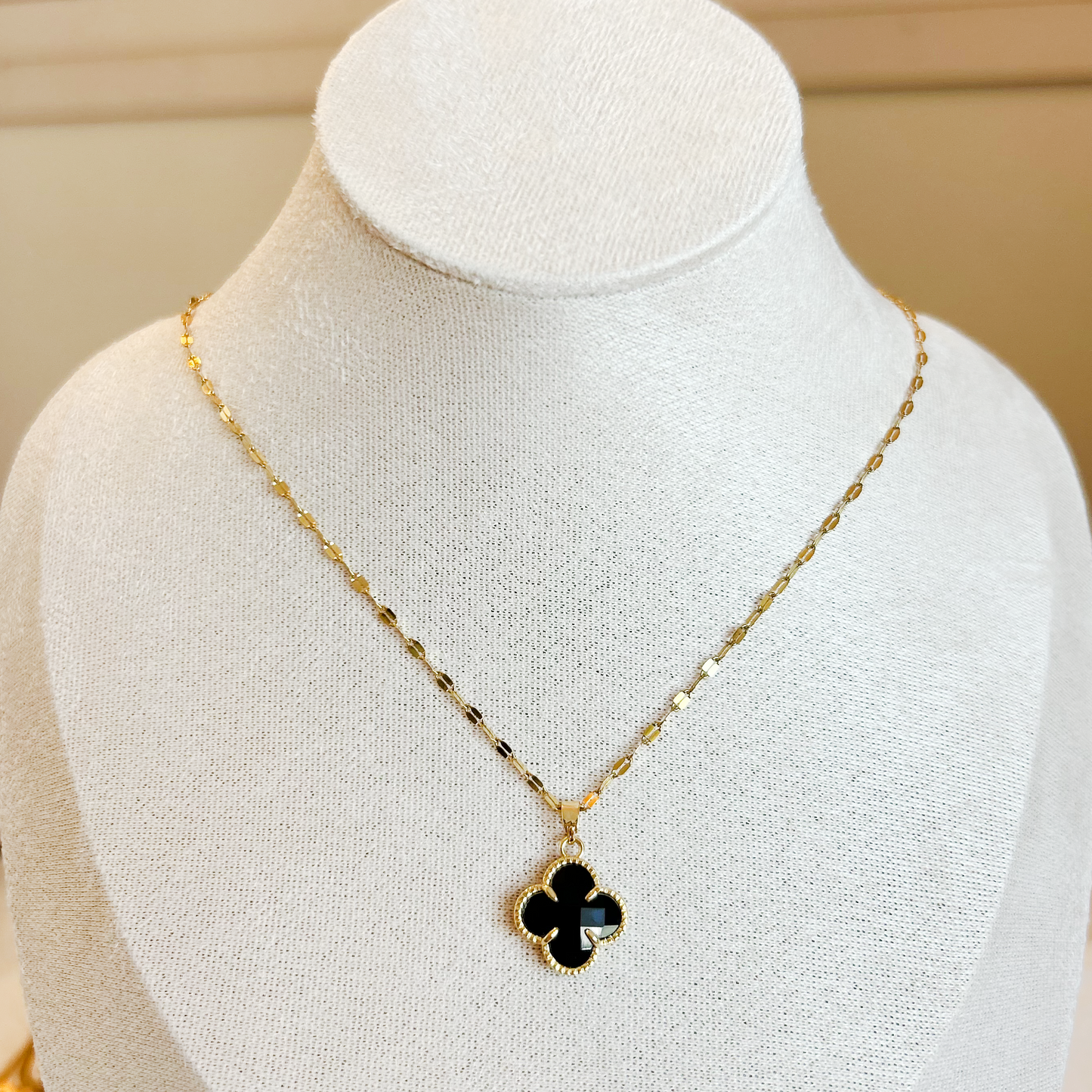 ONYX CLOVER Necklace – Gold 