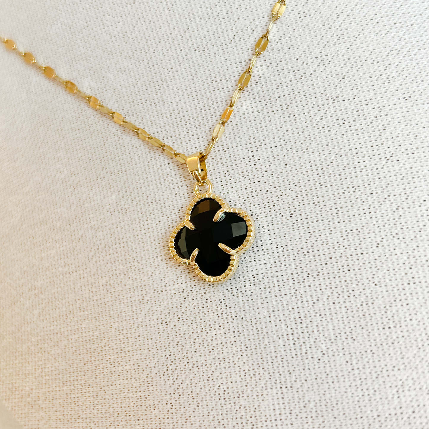 ONYX CLOVER Necklace – Gold 
