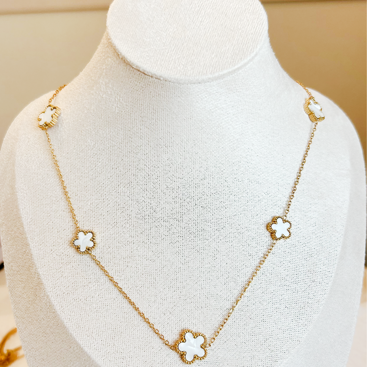 PEARL BLOOM necklace – mother of pearl white