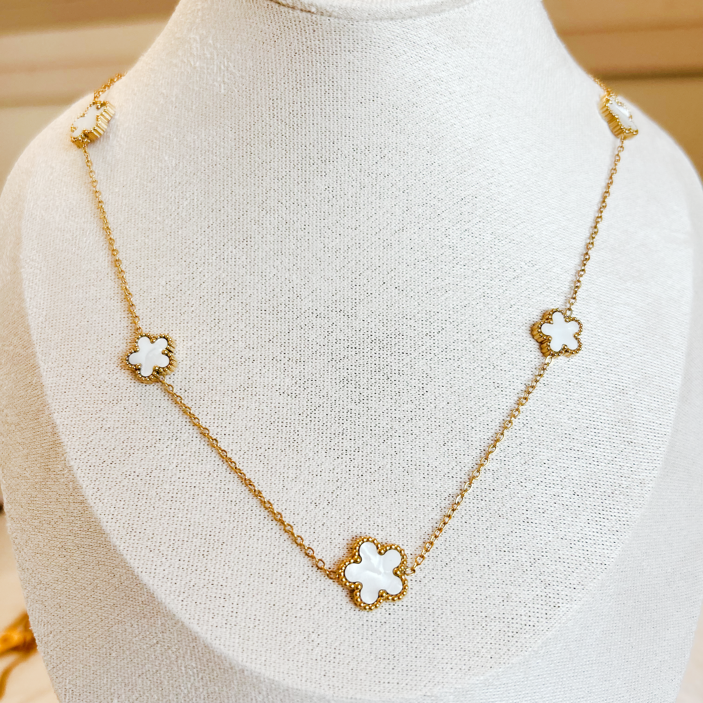 PEARL BLOOM necklace – mother of pearl white