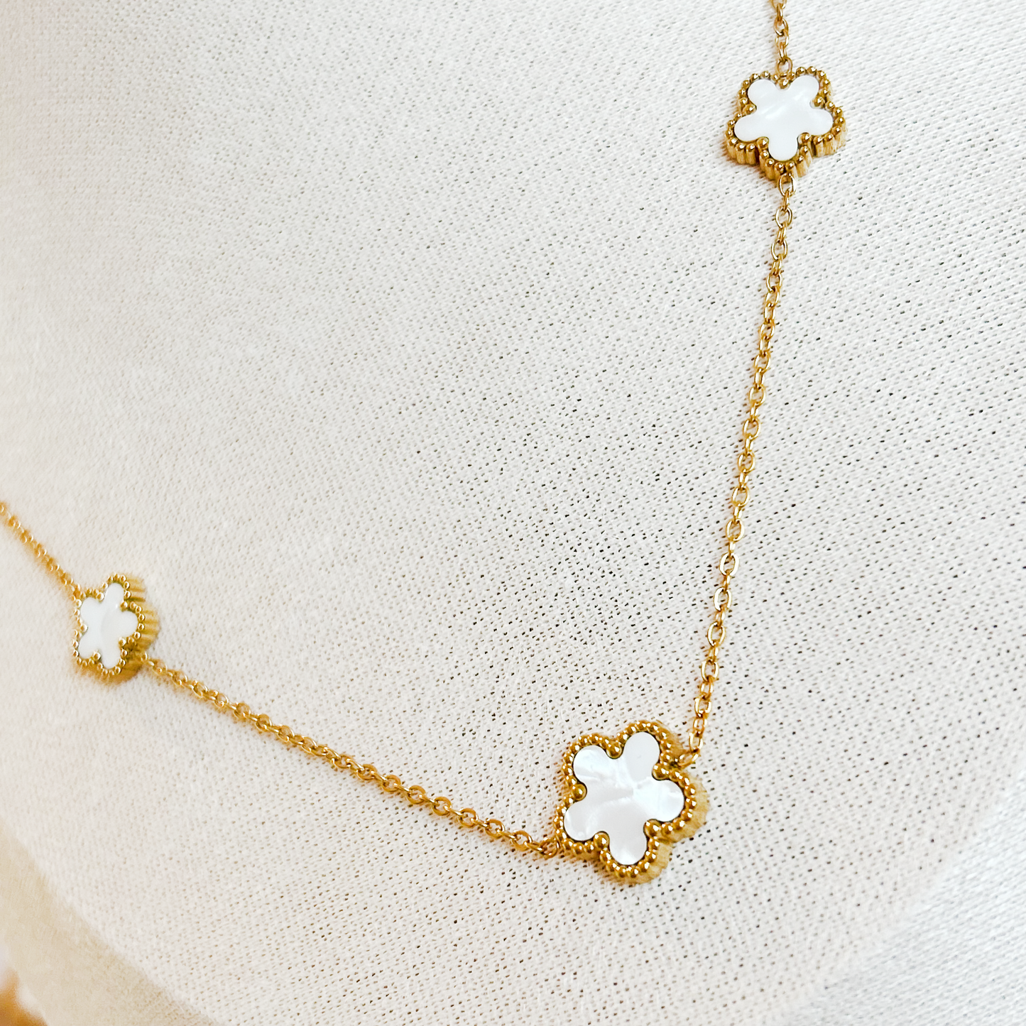 PEARL BLOOM necklace – mother of pearl white