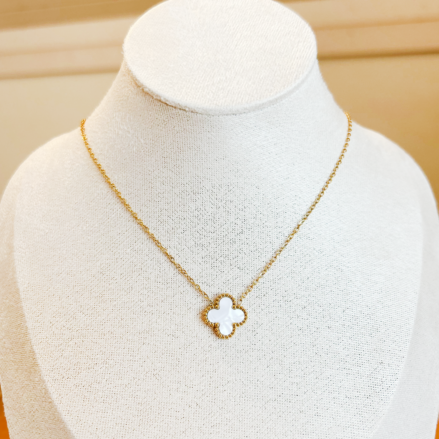 CLOVER Necklace – Mother-of-Pearl White
