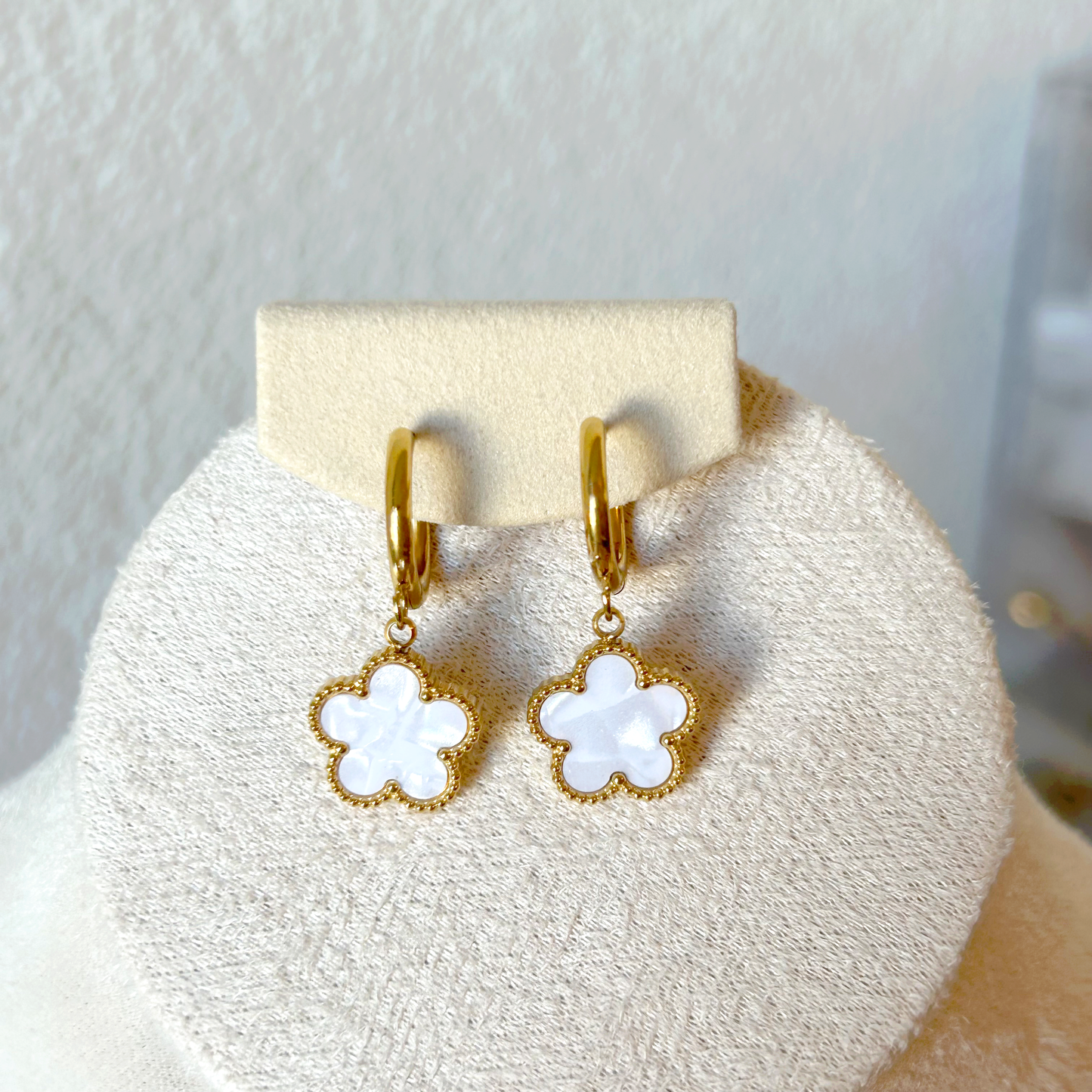 PEARL BLOOM earrings – mother of pearl white