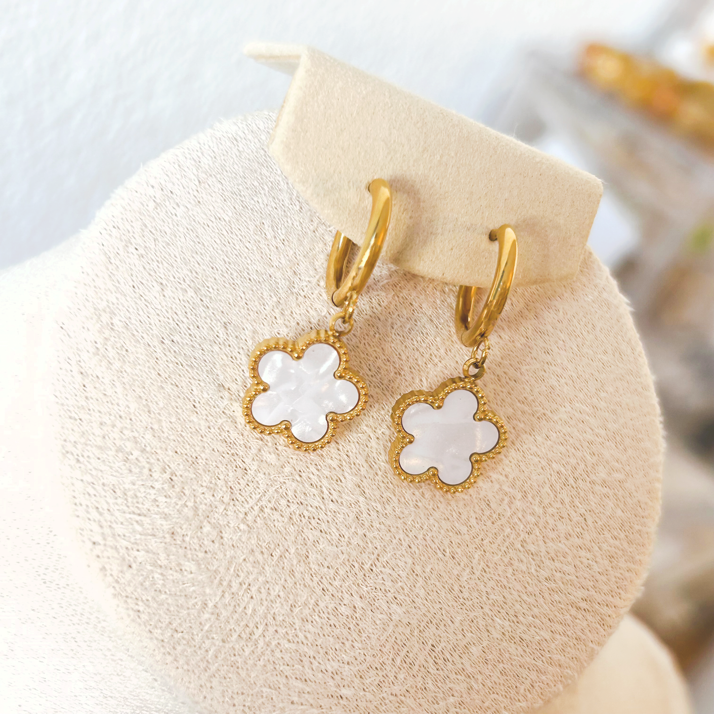 PEARL BLOOM earrings – mother of pearl white