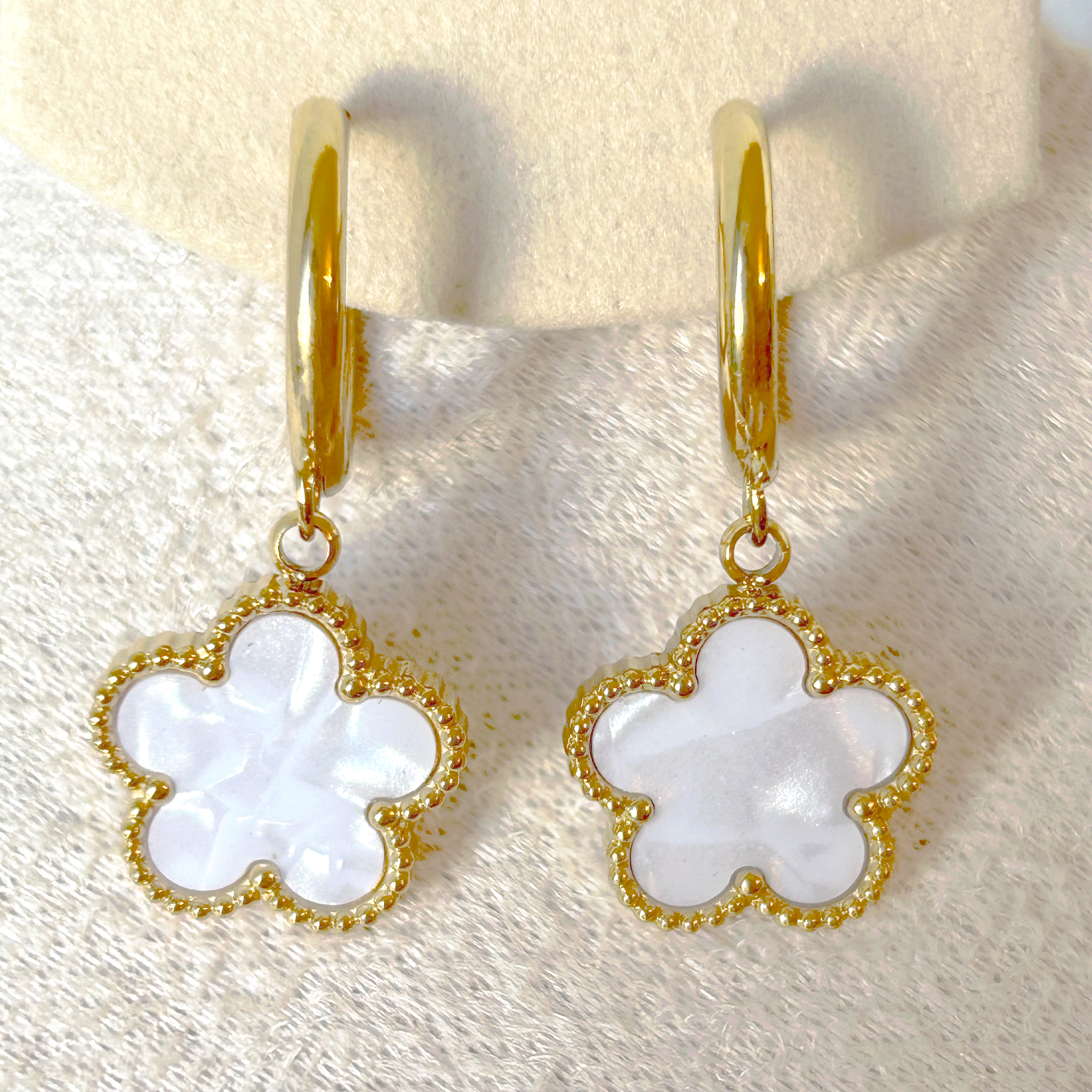 PEARL BLOOM earrings – mother of pearl white