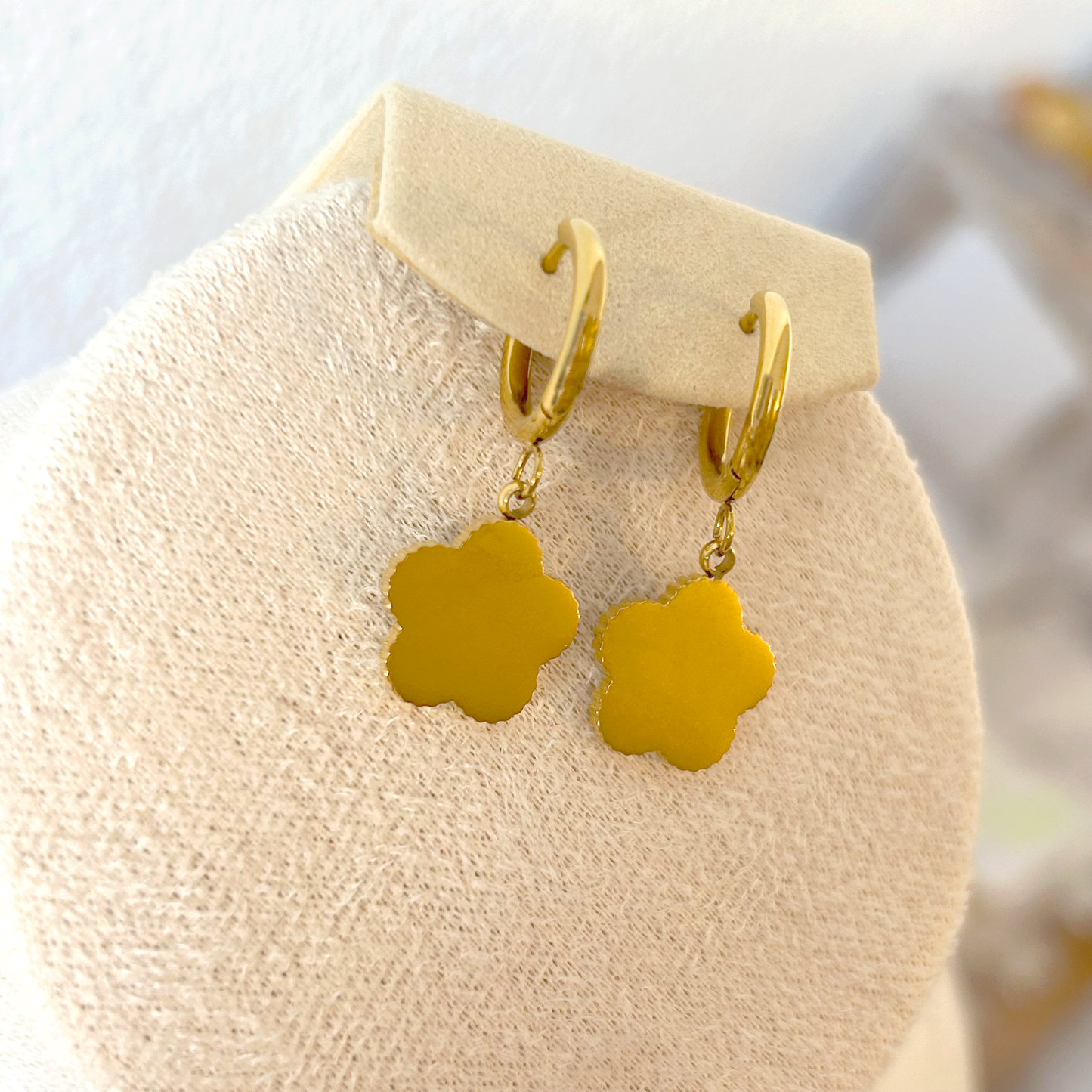 PEARL BLOOM earrings – mother of pearl white