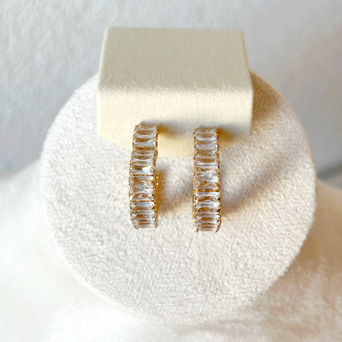 GLITTERING HEART Hoops – Gold