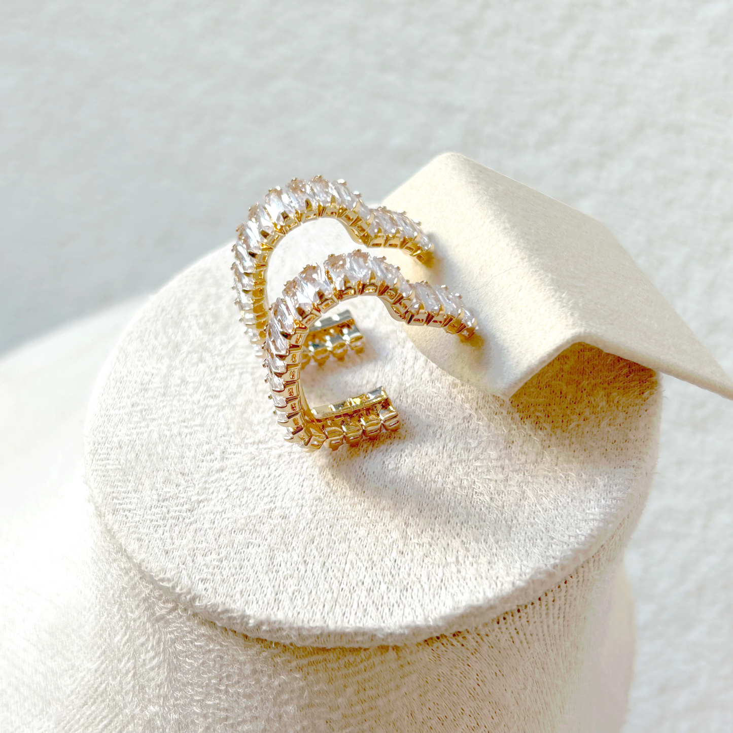 GLITTERING HEART Hoops – Gold