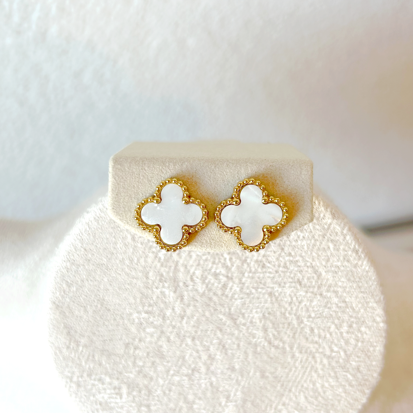 CLOVER stud earrings – mother-of-pearl white 