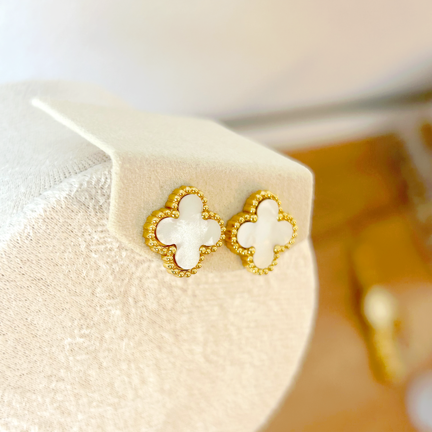 CLOVER stud earrings – mother-of-pearl white 