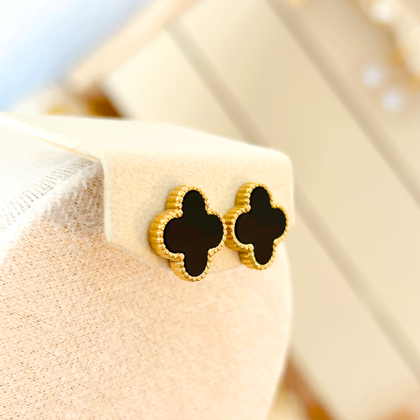 CLOVER stud earrings – Black