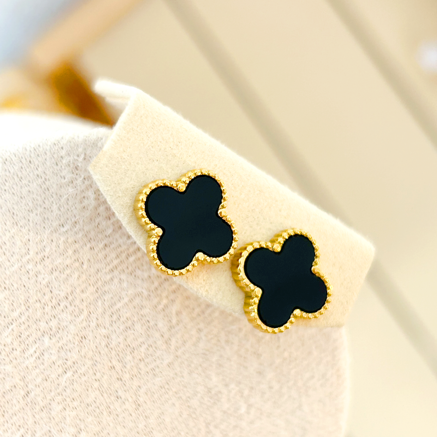 CLOVER stud earrings – Black