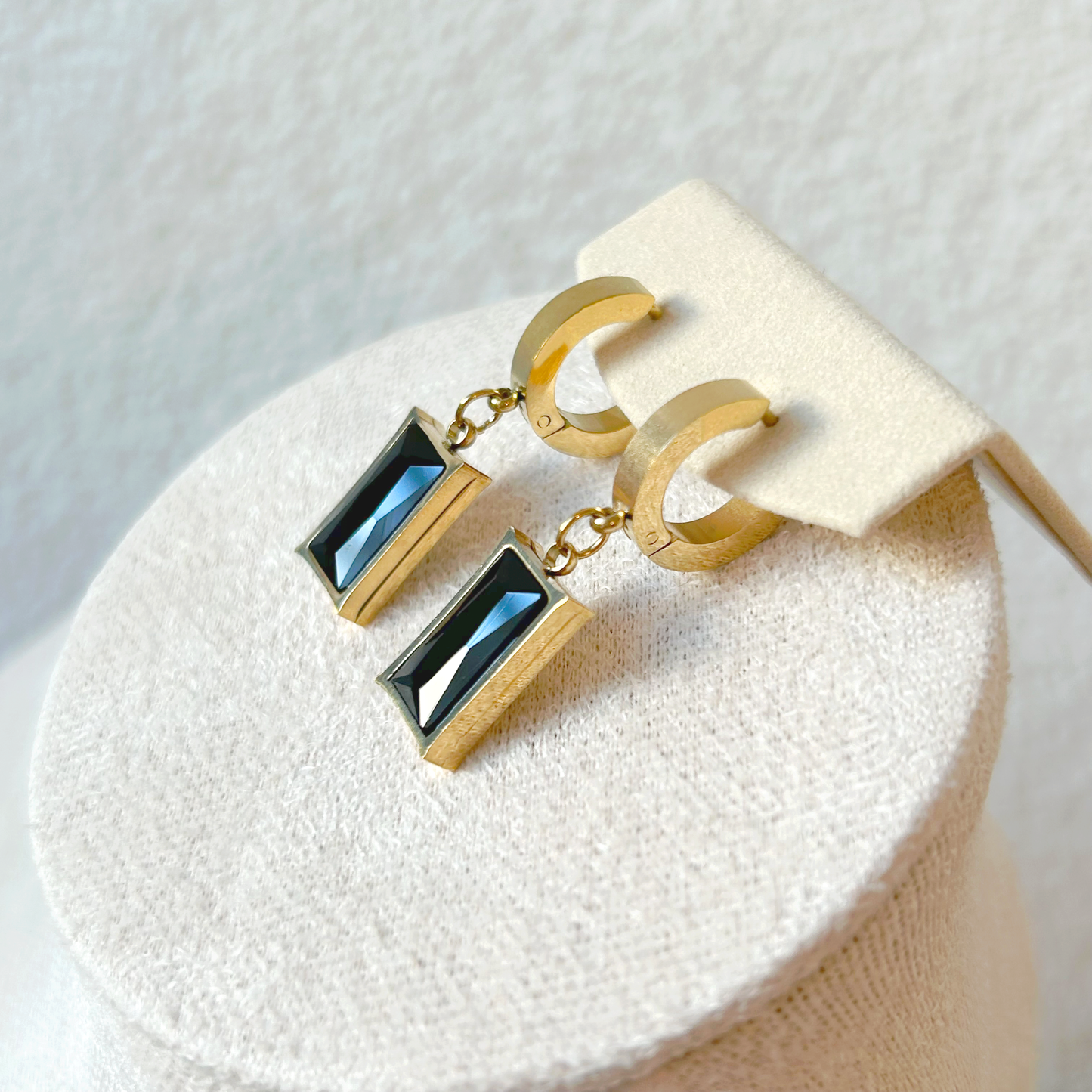 ONYX Earrings – Gold 