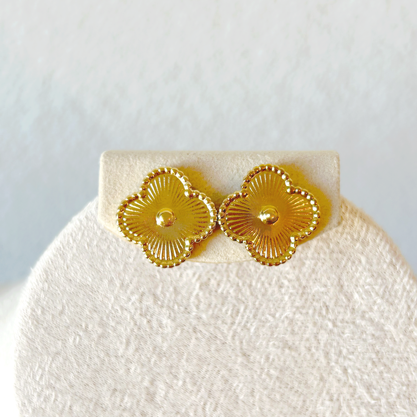 CLOVER stud earrings – Gold
