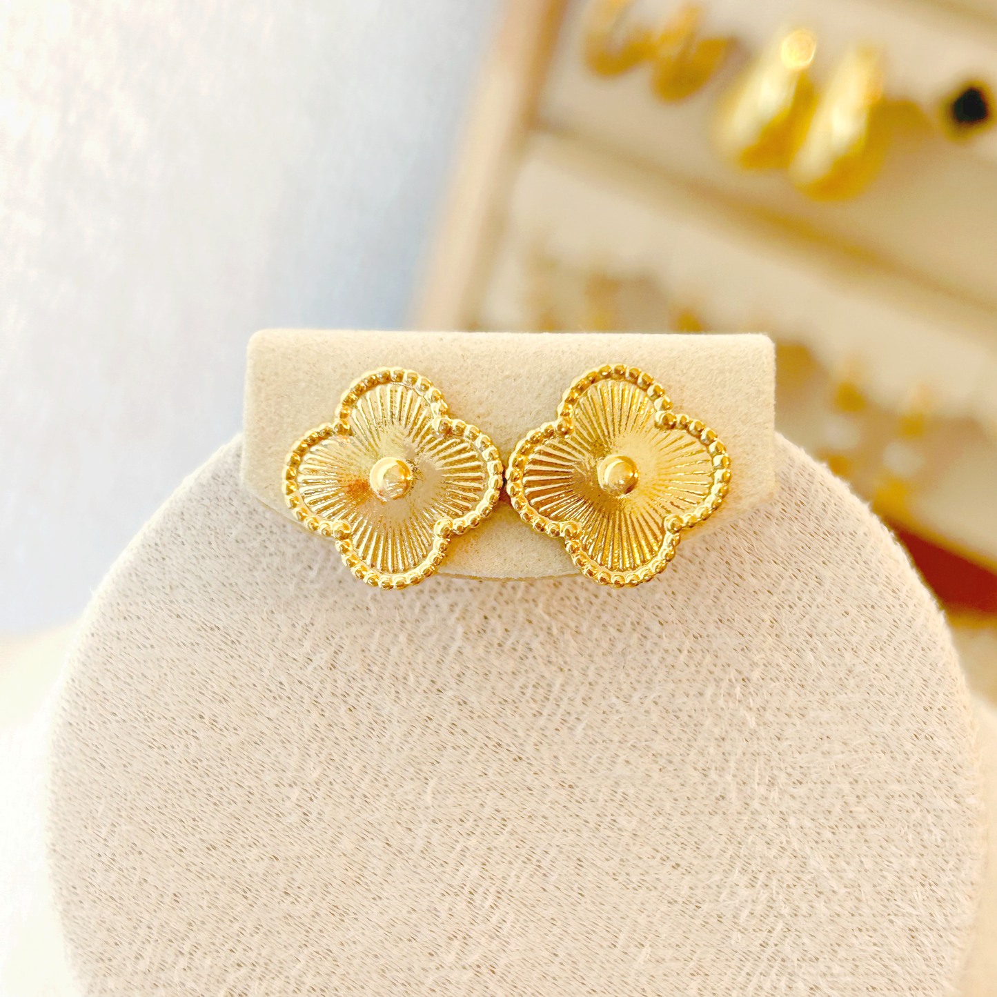 CLOVER stud earrings – Gold