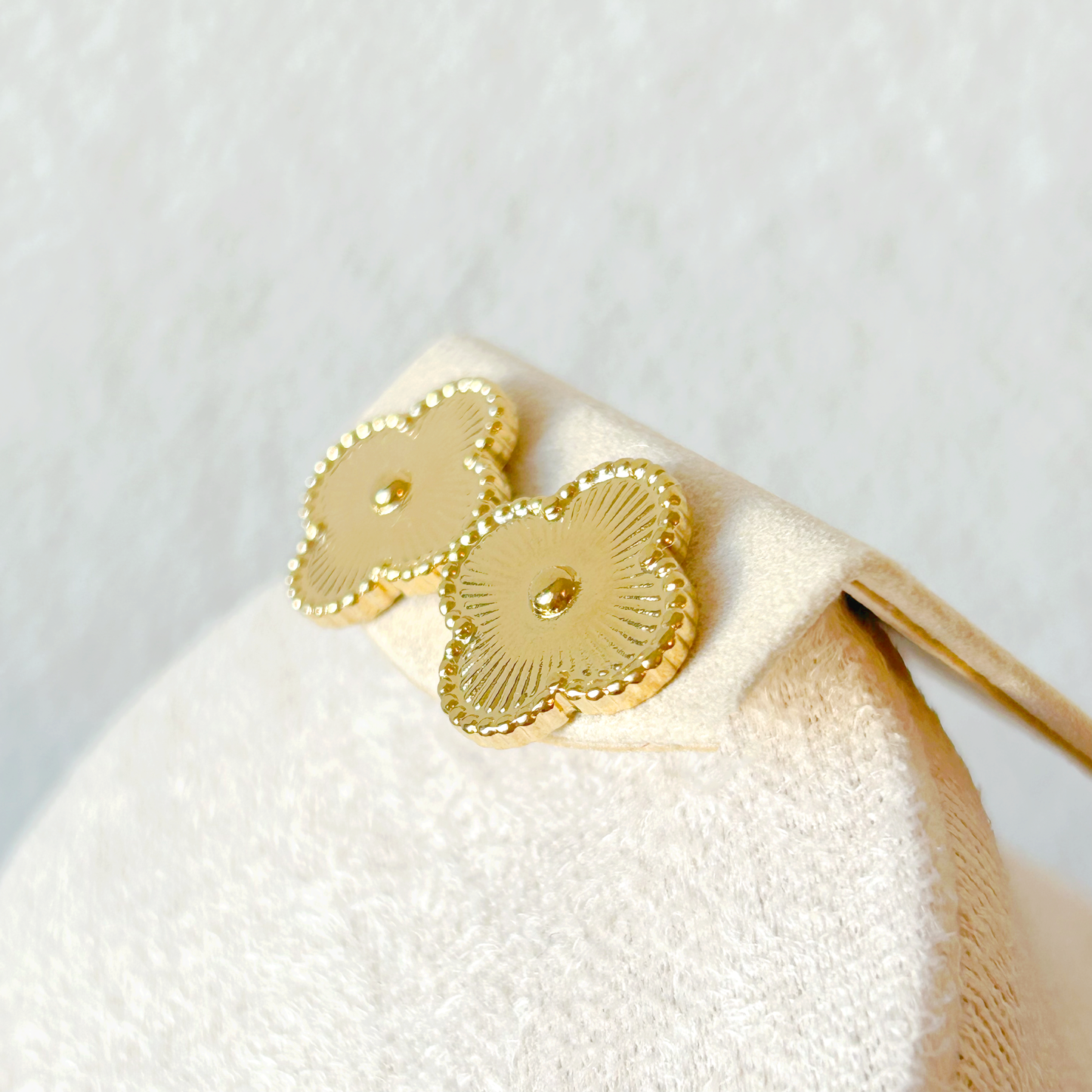 CLOVER stud earrings – Gold