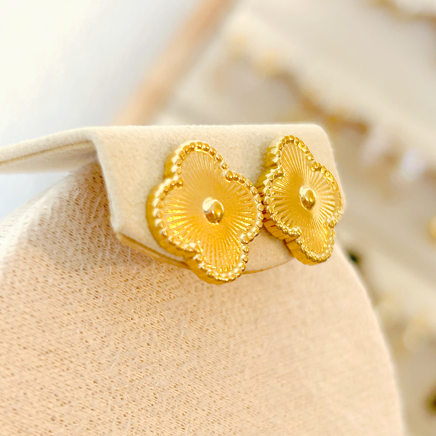 CLOVER stud earrings – Gold