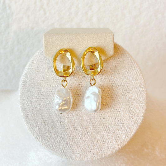 SCULPTURAL FAUX PEARL Ohrringe – Gold