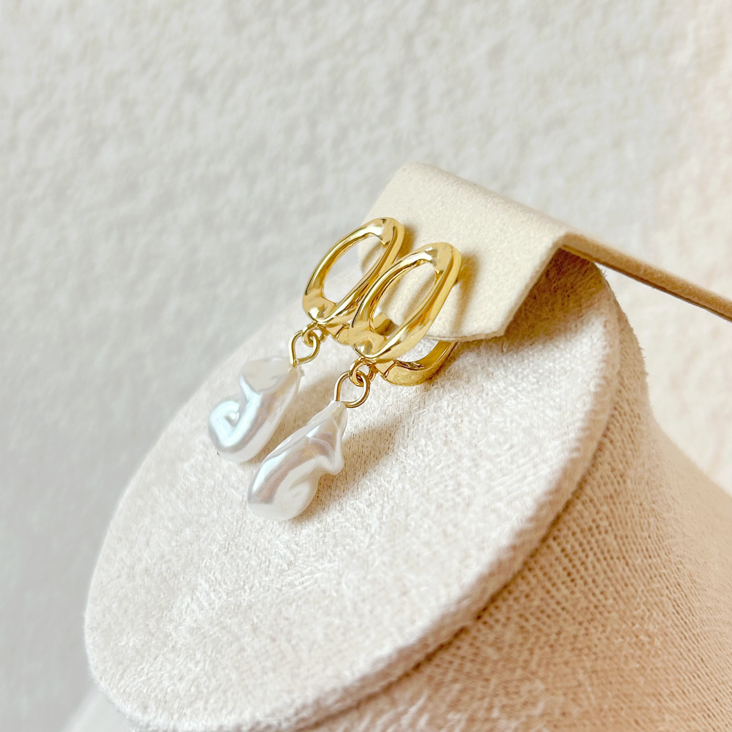 SCULPTURAL FAUX PEARL Earrings – Gold