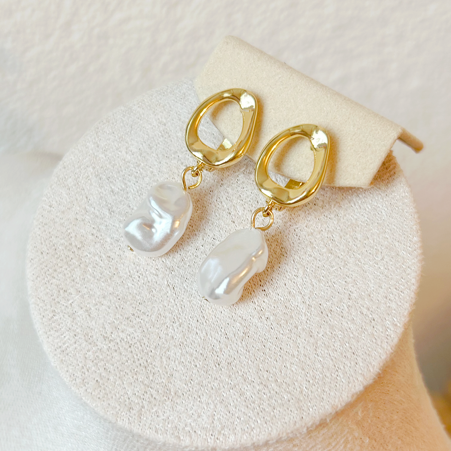 SCULPTURAL FAUX PEARL Earrings – Gold