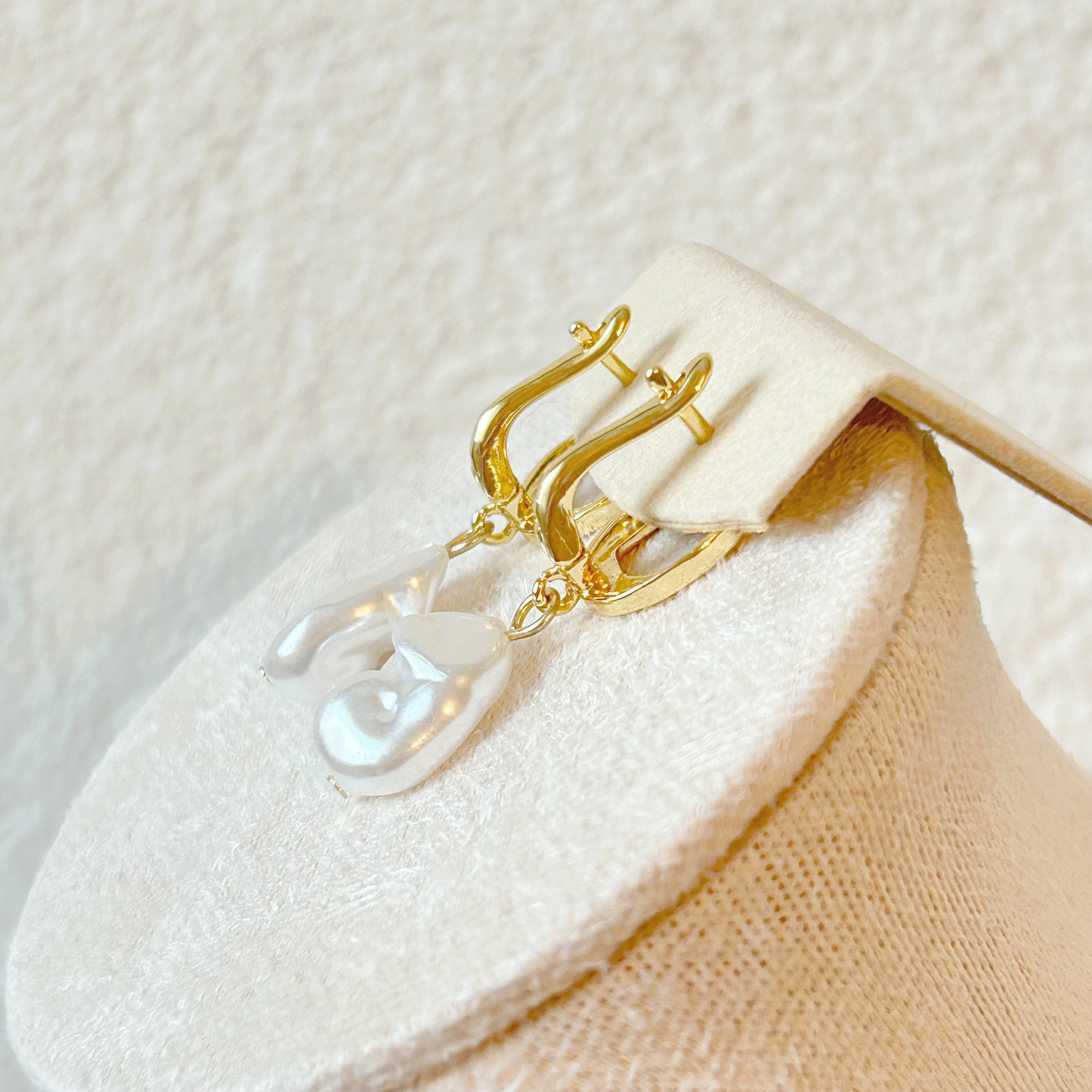 SCULPTURAL FAUX PEARL Earrings – Gold