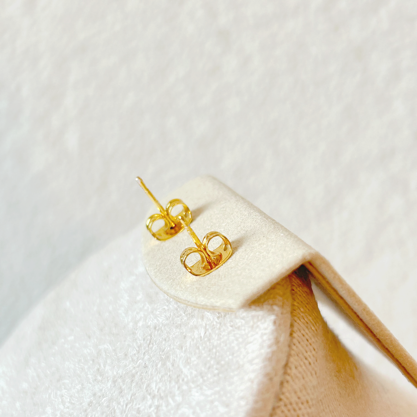ARTISAN HEART Stud Earrings – Gold