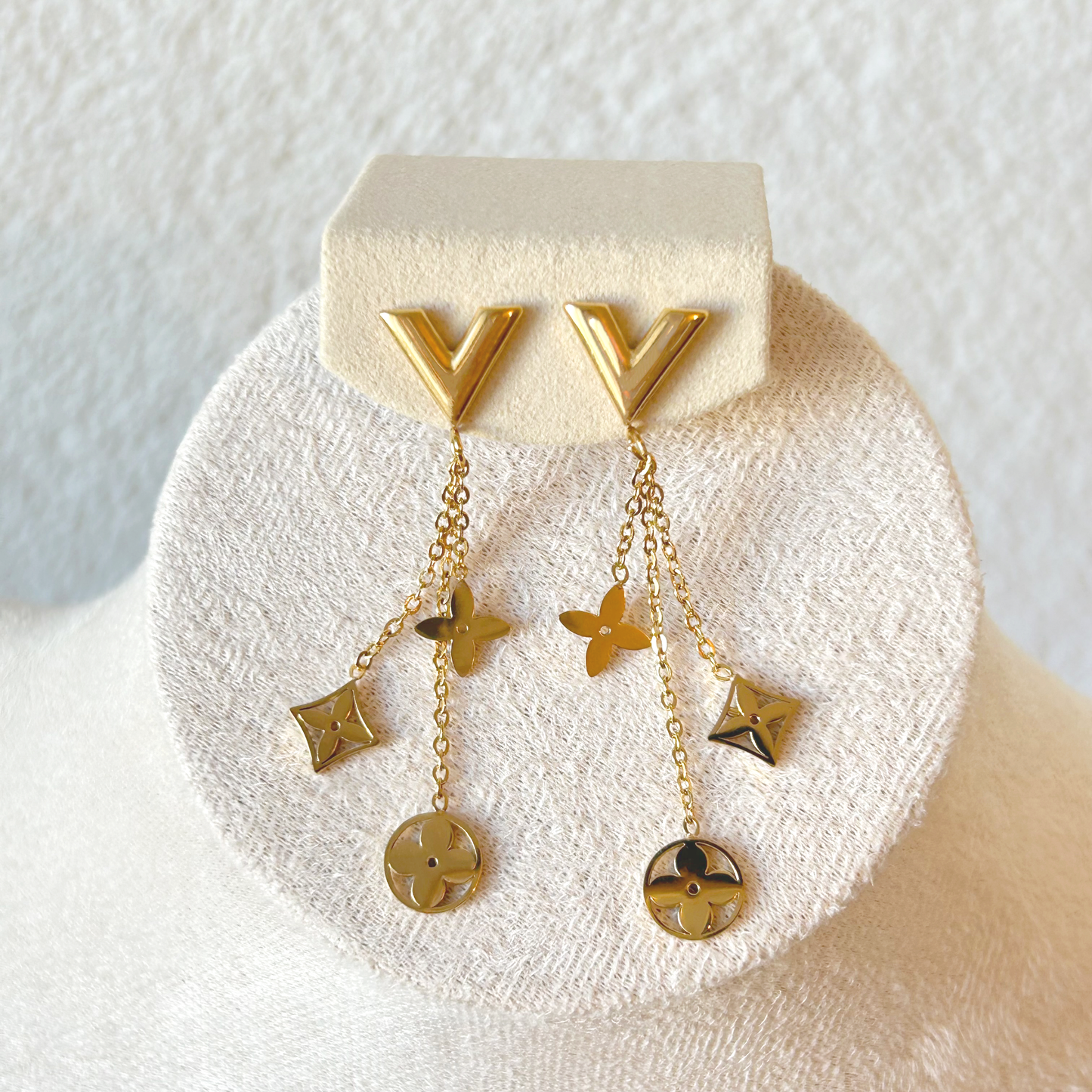 V DANGLE Stud Earrings – Gold