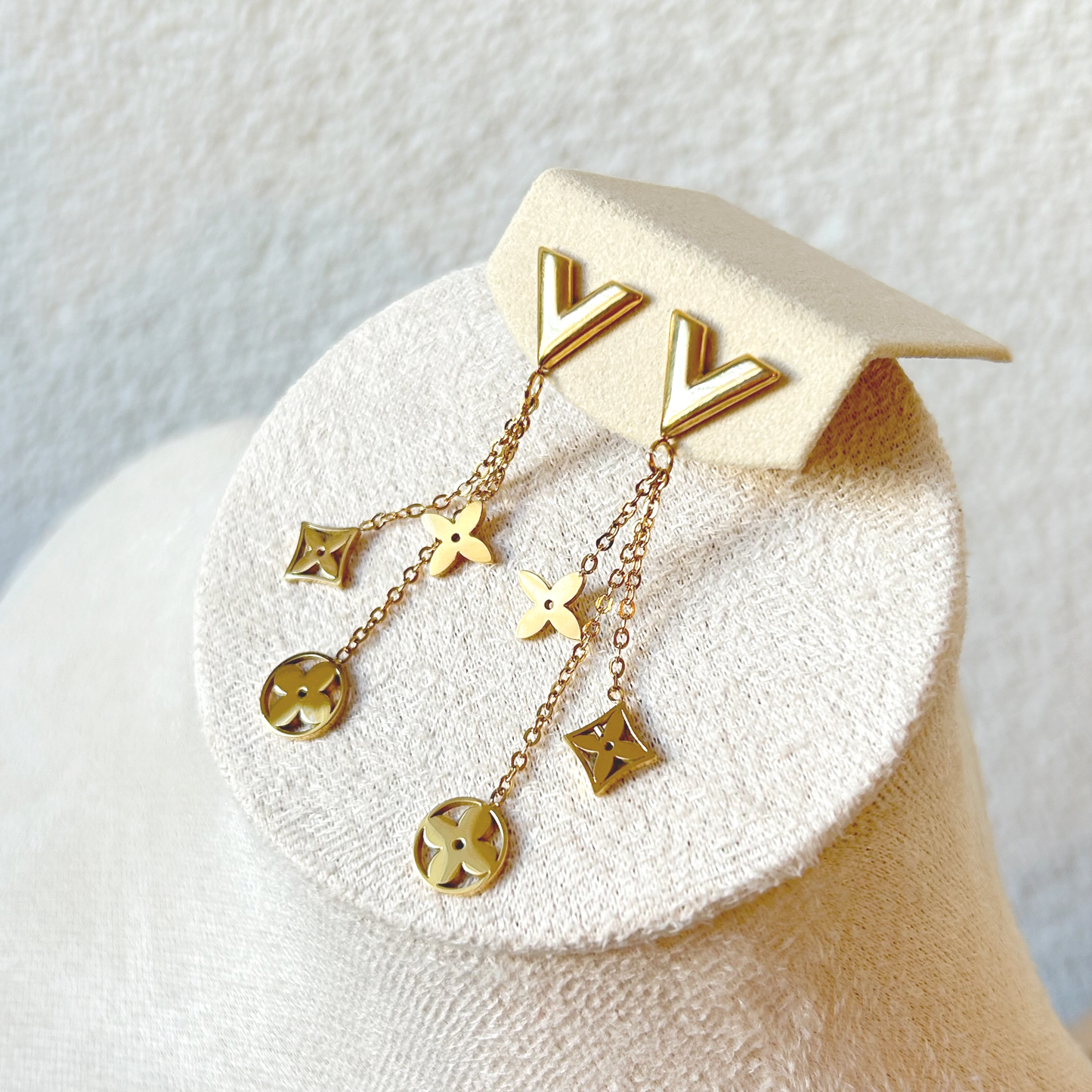 V DANGLE Stud Earrings – Gold