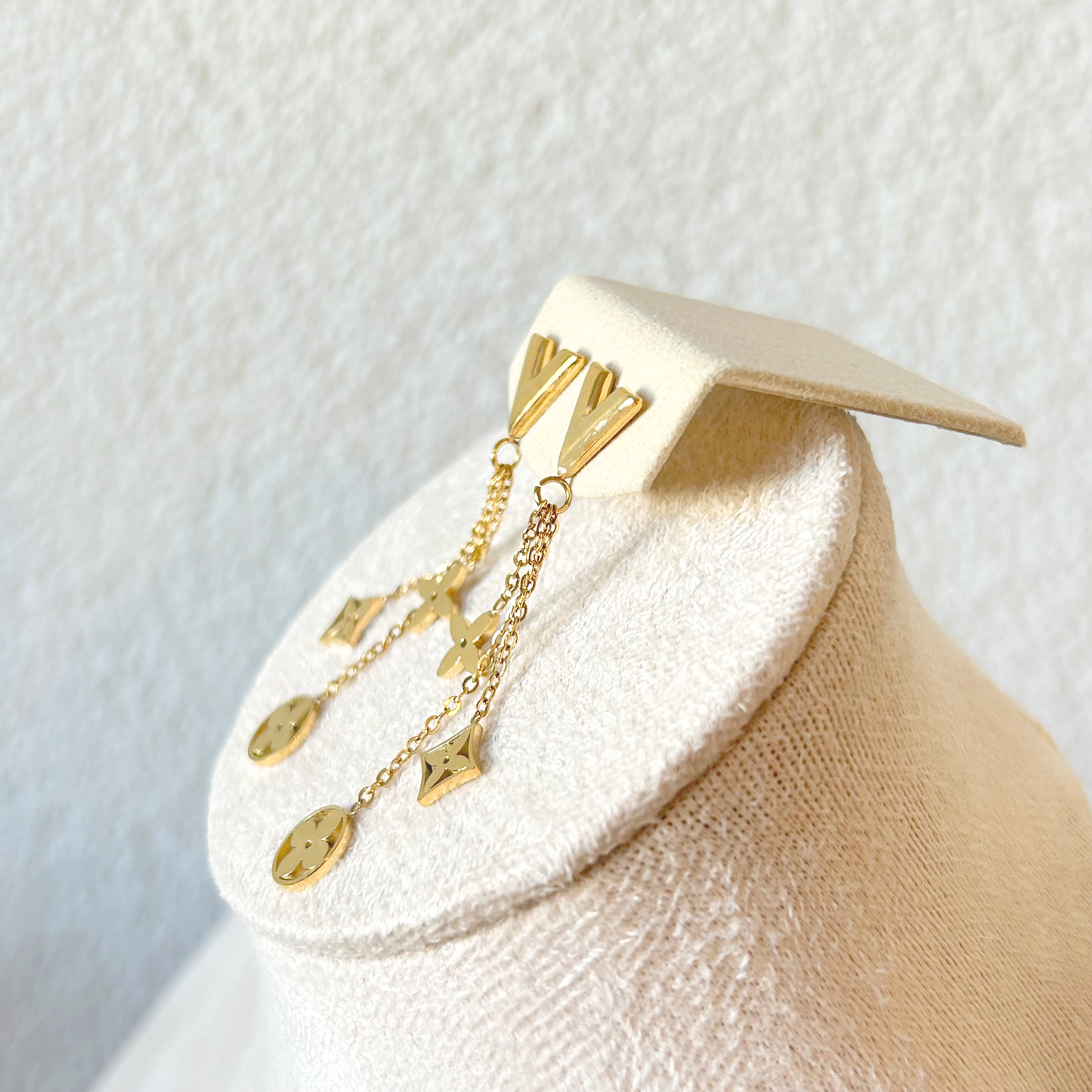 V DANGLE Stud Earrings – Gold