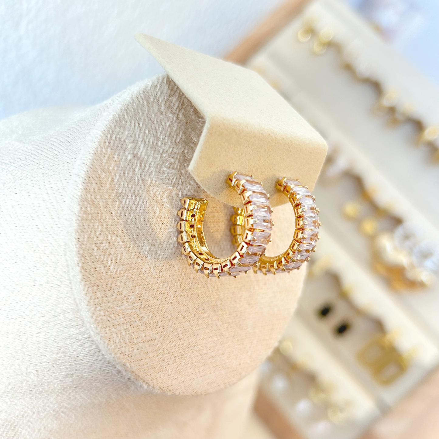 GLITTERING Hoops – Gold