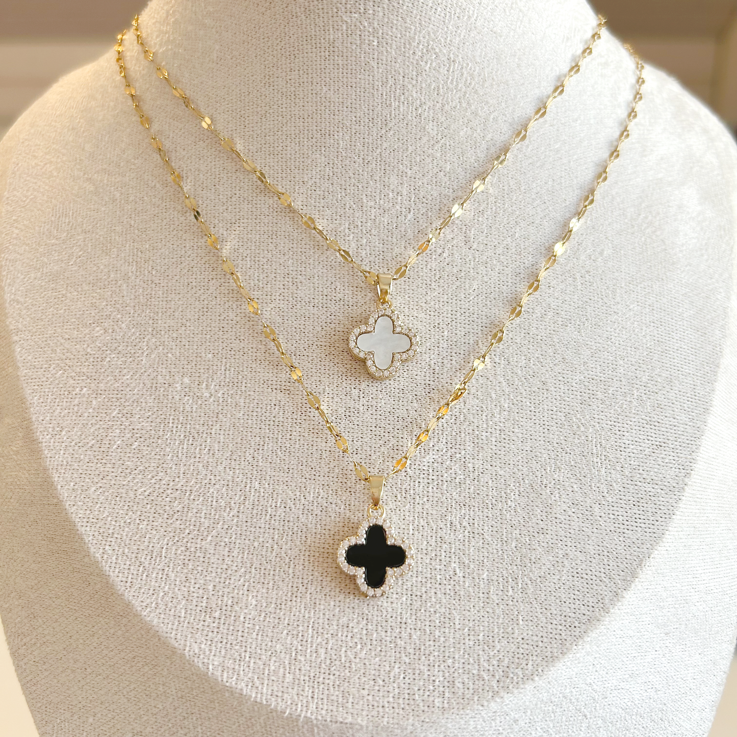 CLOVER REVERSIBLE Necklace – Pearl White &amp; Black
