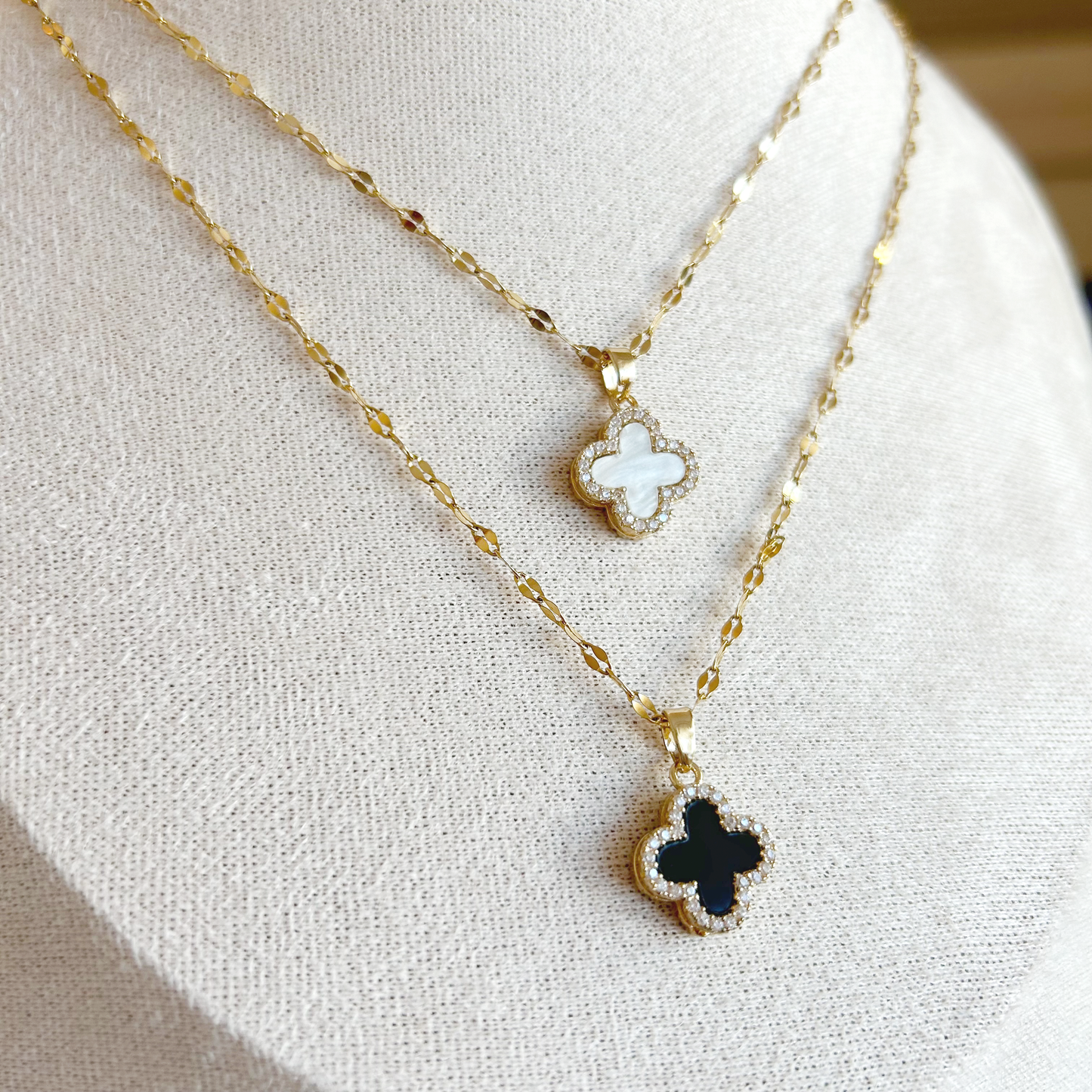 CLOVER REVERSIBLE Necklace – Pearl White &amp; Black