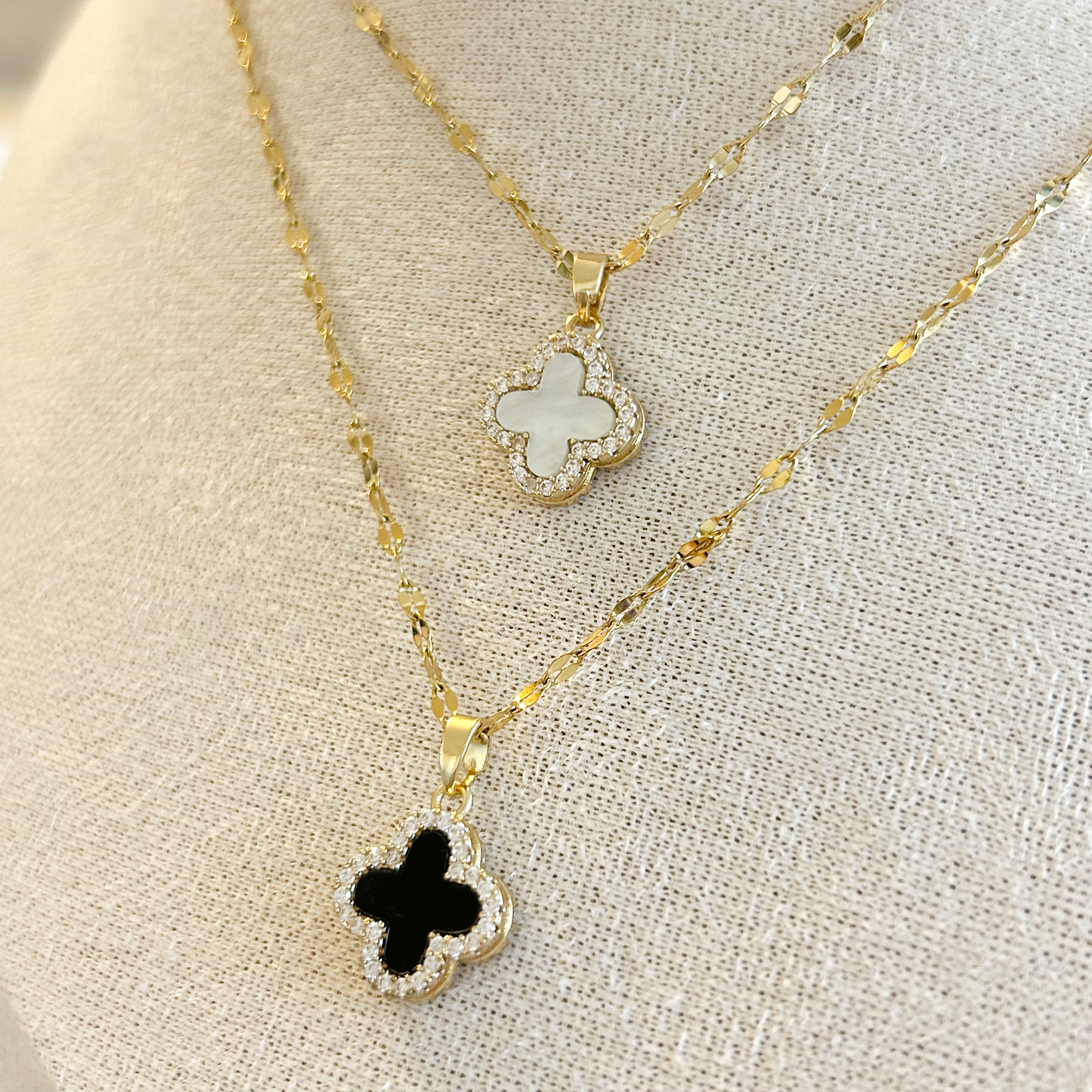 CLOVER REVERSIBLE Necklace – Pearl White &amp; Black