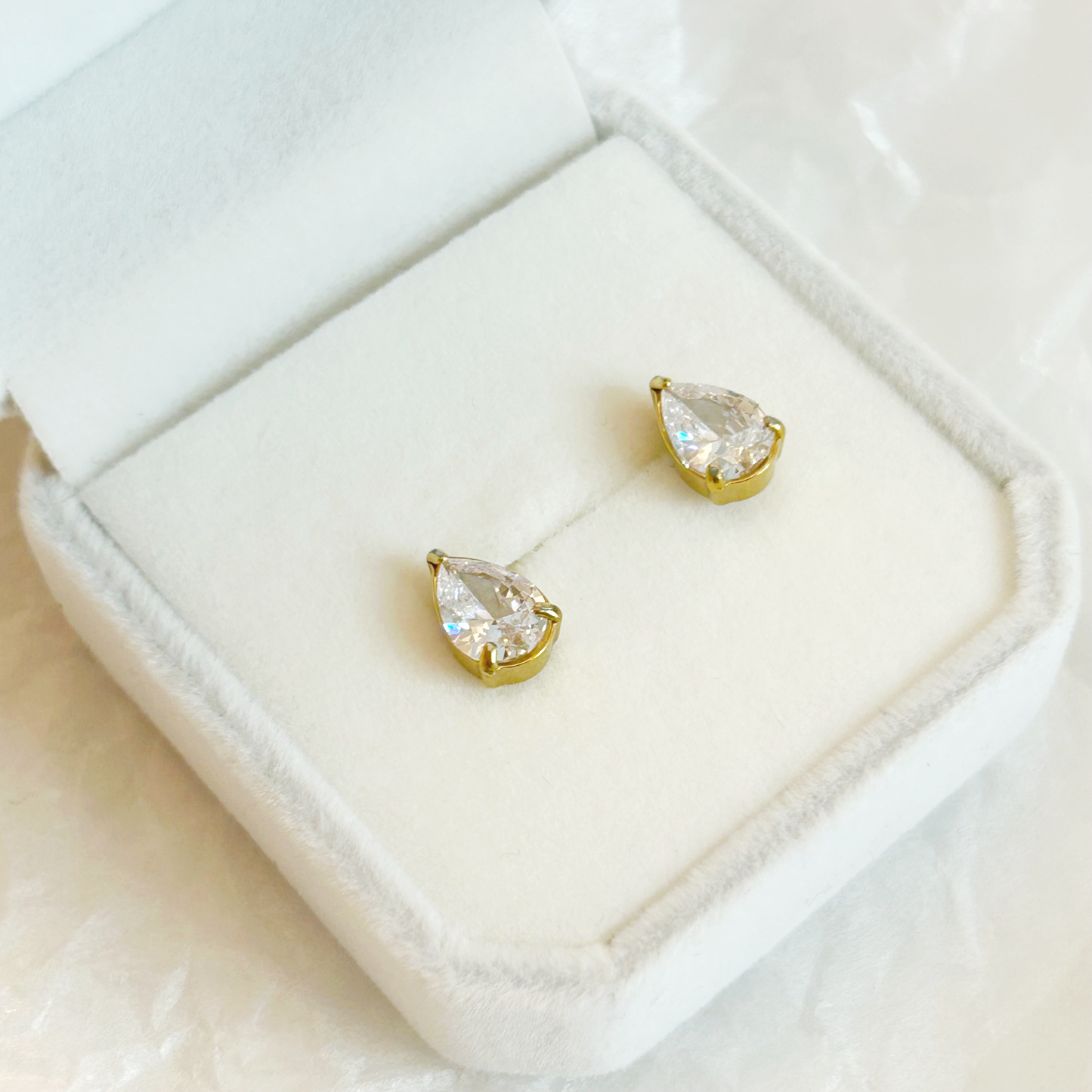 RADIANT DROP stud earrings – Gold 
